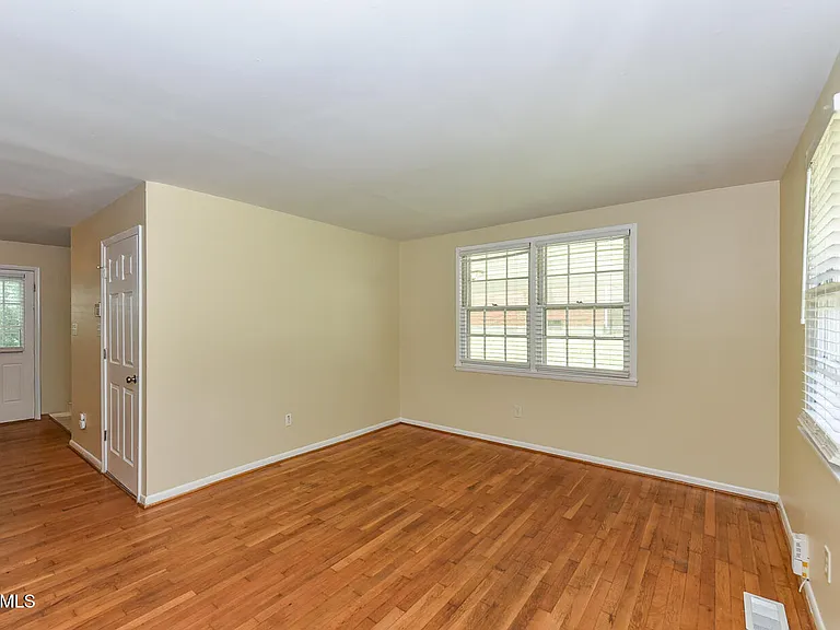 852 Hadley Rd — Photo 6