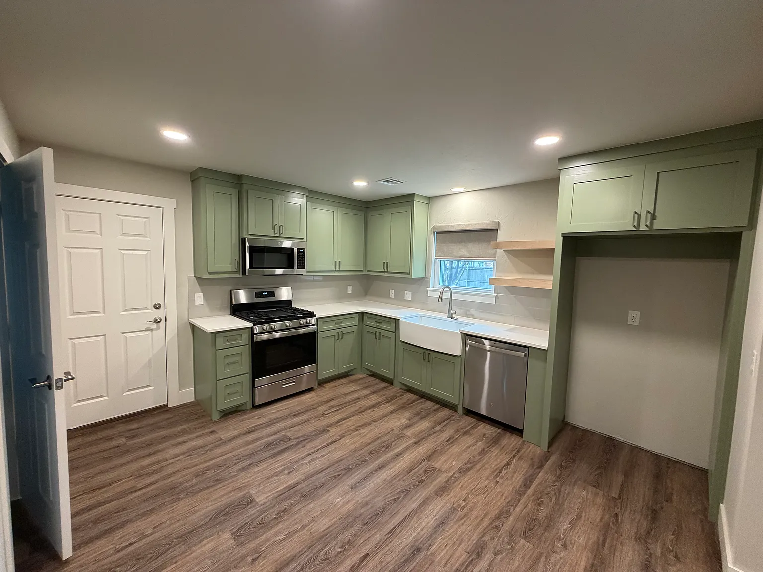 3 bed, 1200 sqft, $1,700 — Photo 2