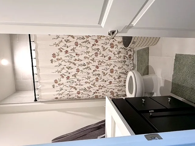Bath room 2 with tub