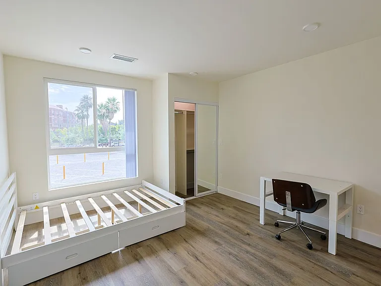 1118 W 37th Dr — Photo 5