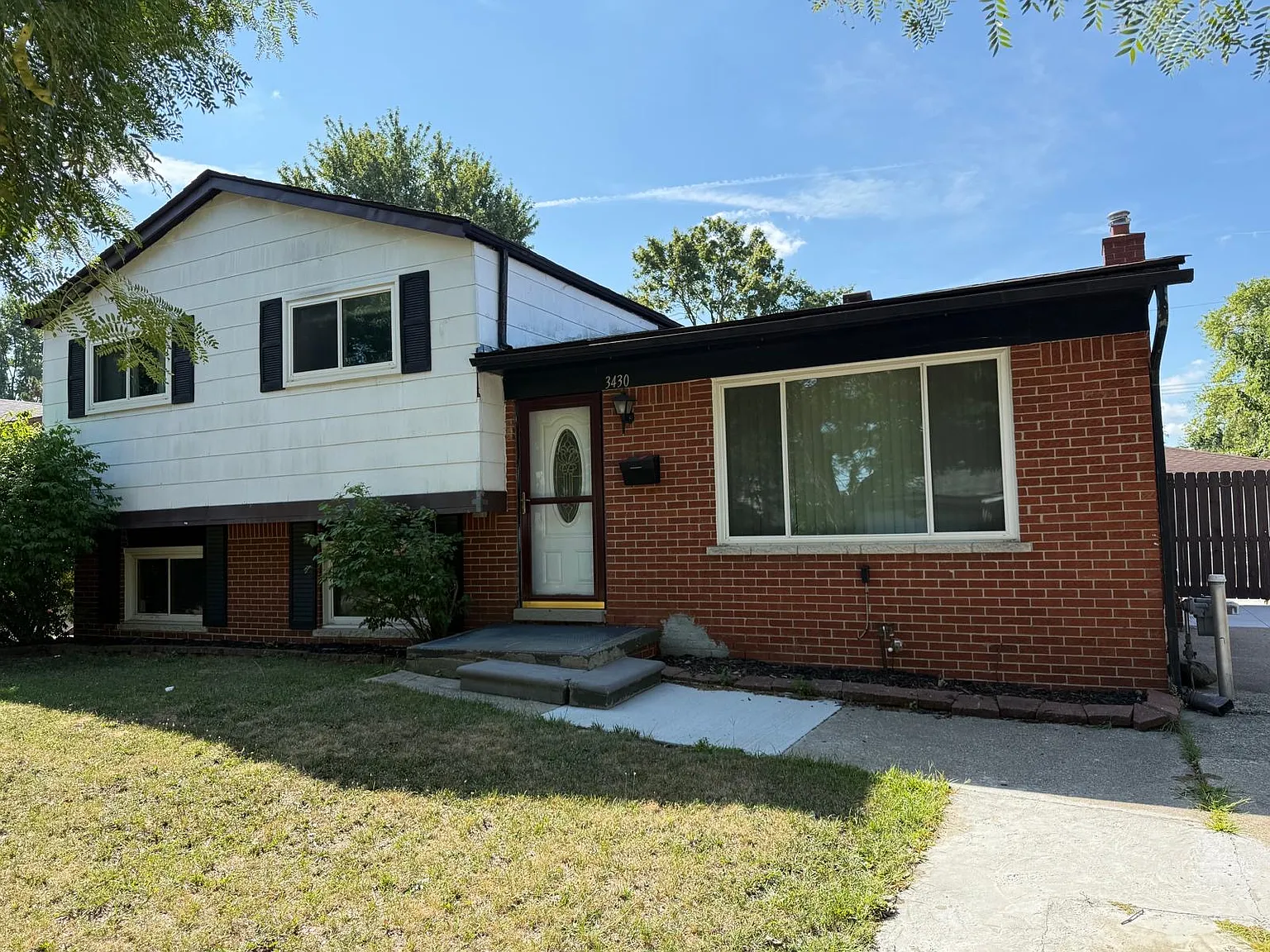4 bed, 1.5 bath, 2017 sqft, $1,900 — Photo 1