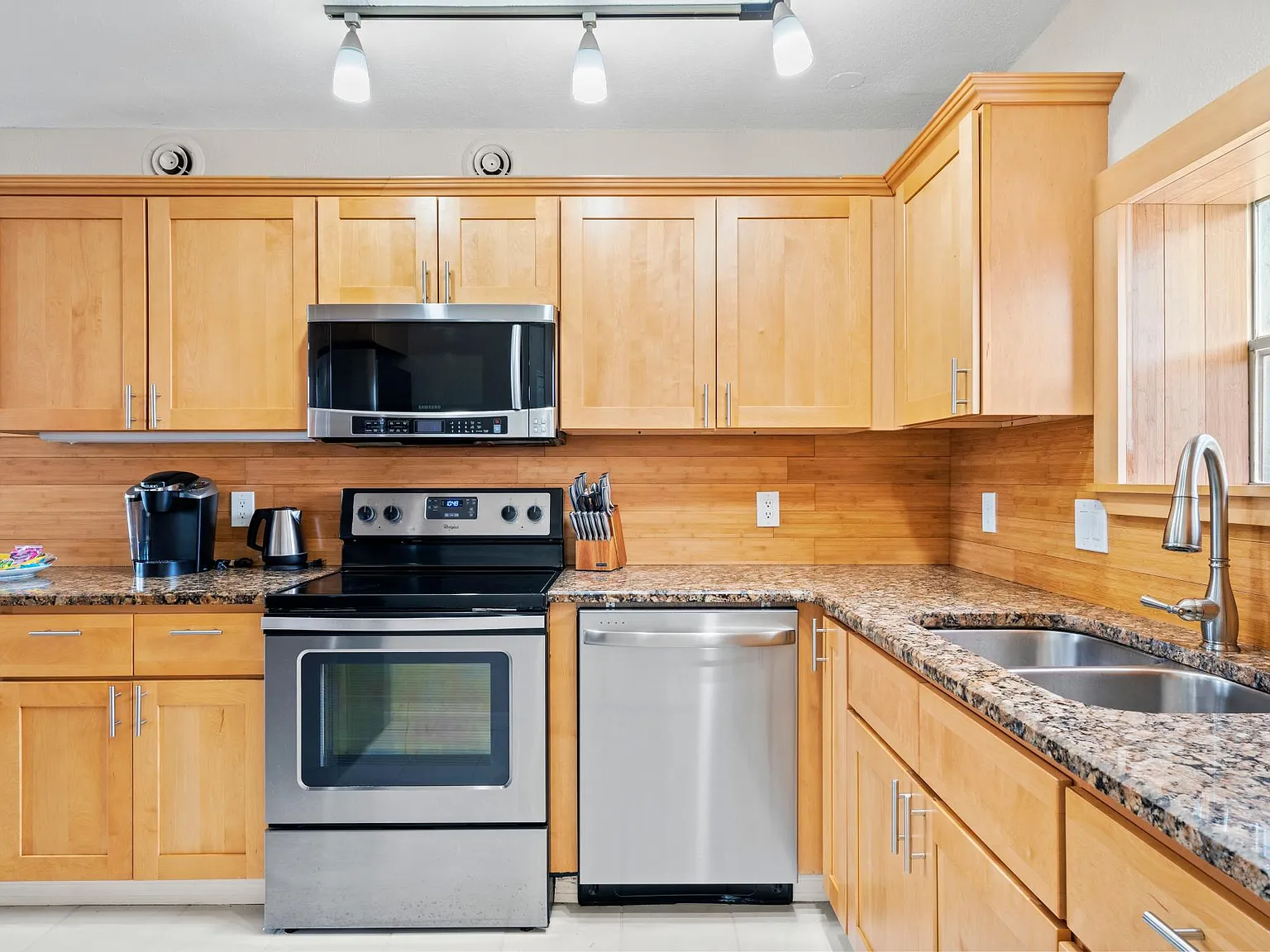 22041 Beverly Ave — Photo 3