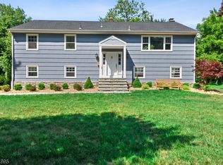 28 Bromleigh Way, Morris Plains, NJ 07950