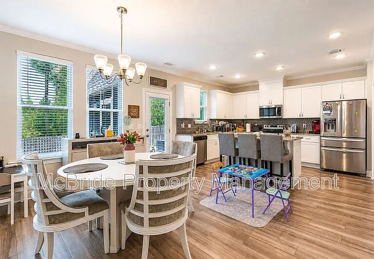 560 Hampton Dr — Photo 6