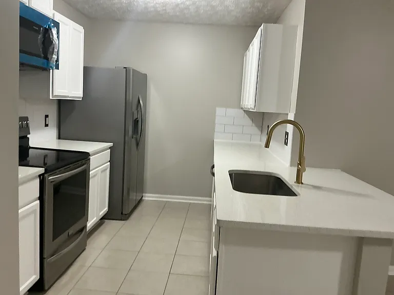 5553 Strathmoor Manor Cir — Photo 1
