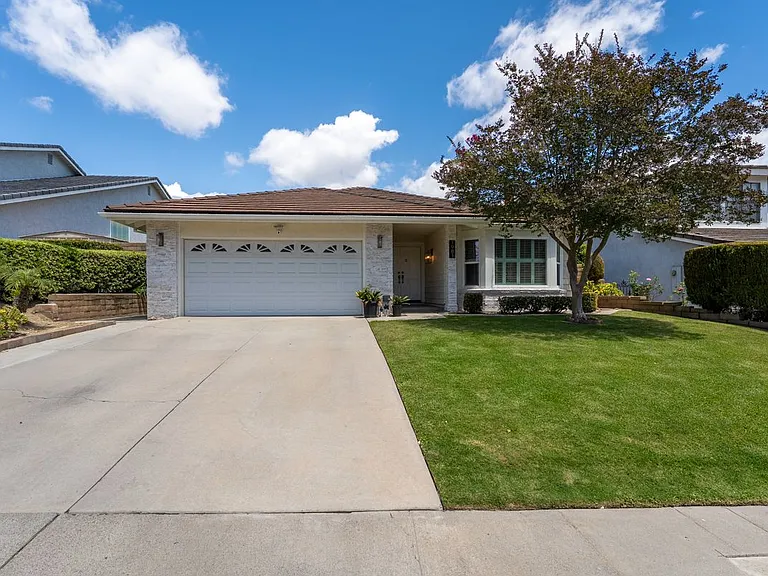 1981 Berkshire Dr — Photo 1