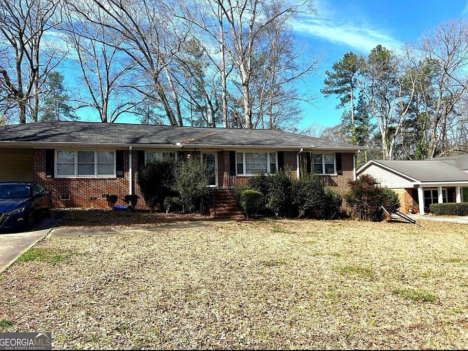 2nd image of 702 Greenwood Rd