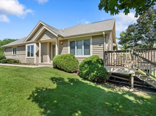 W240N2380 East Parkway Meadow CIRCLE #B, Pewaukee, WI 53072