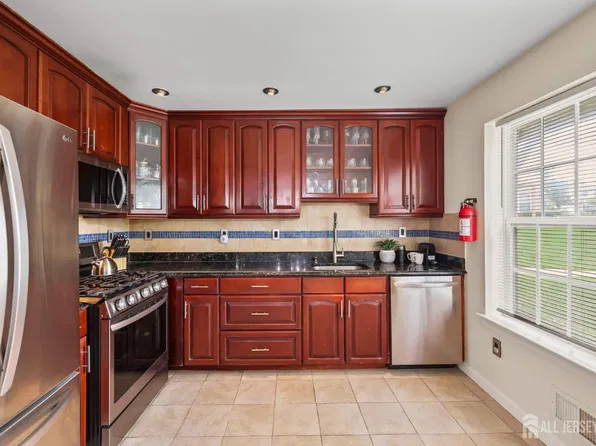 2202 Timber Ridge Ct, Parlin, NJ 08859
