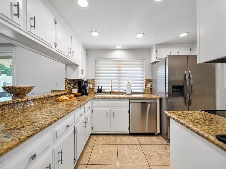 2718 Nectarine Ave — Photo 3