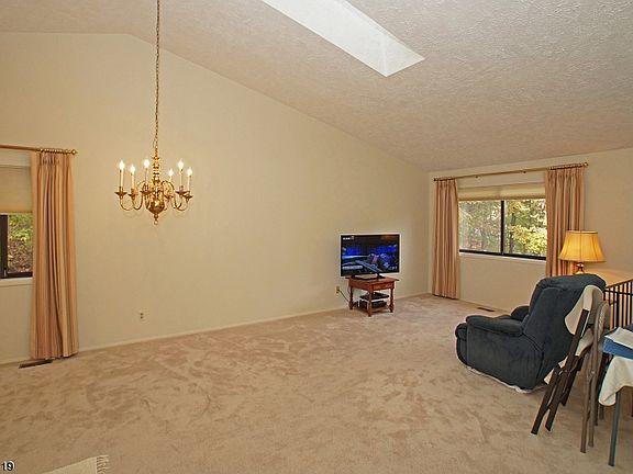 5th image of 7 Woodbine Dr