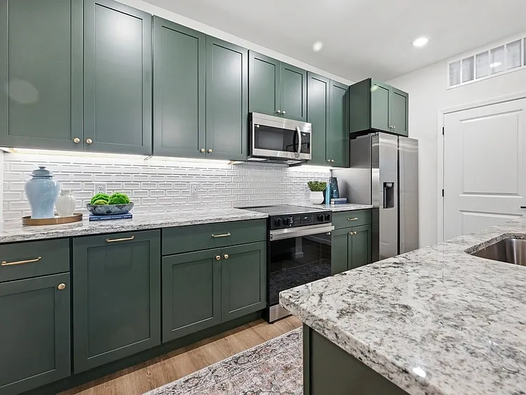 Wilshire Apartments — Photo 17
