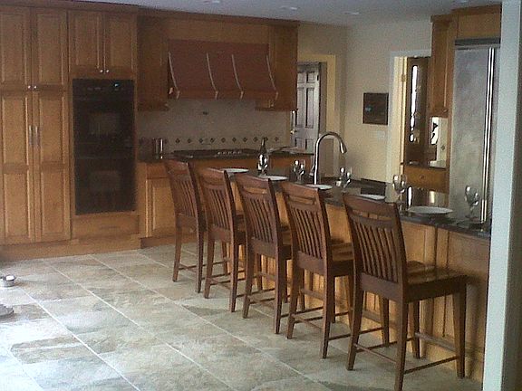 Kitchen w bar stools