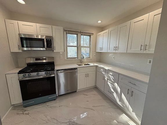 4th image of 627 Mola Blvd