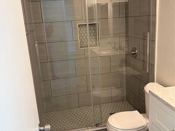 4th image of 1209 Oxford Dr #C