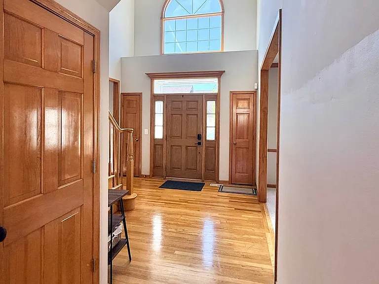2052 Gardner Cir E — Photo 2