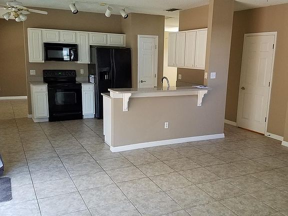 3rd image of 912 American Rose Pkwy