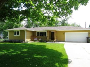 3206 Tucson Dr, Cedar Falls, IA 50613