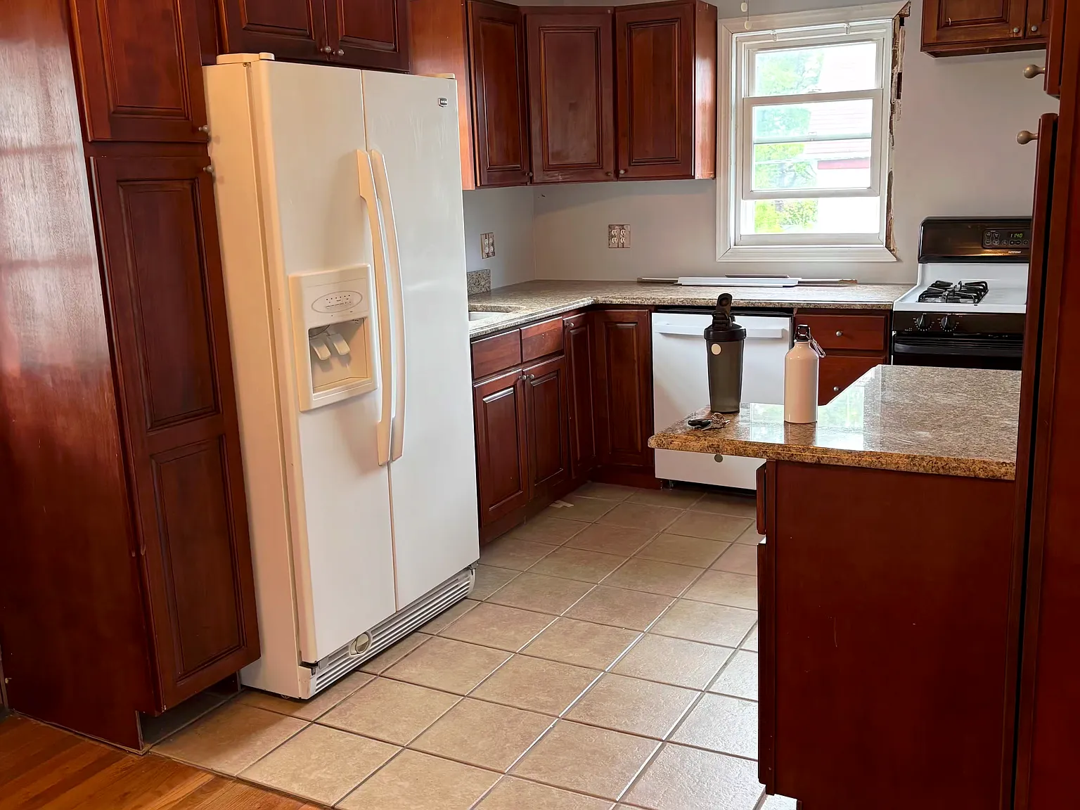 3 bed, 1.5 bath, 1200 sqft, $3,000 — Photo 2