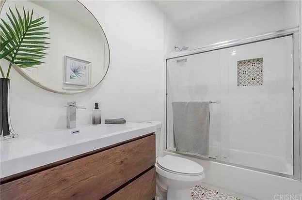Full bath for second bedroom occupant and/or guests. Adorable new tile details and large vanity.