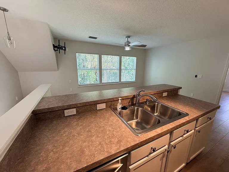 1005 Kestrel Ct #B — Photo 5