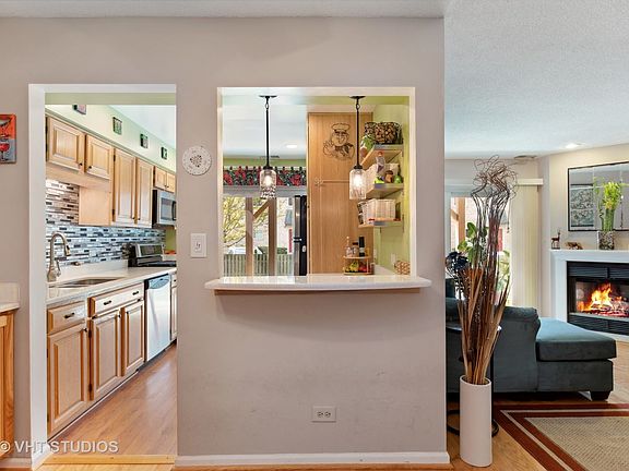 5th image of 44 W Fern Ct Unit 122B