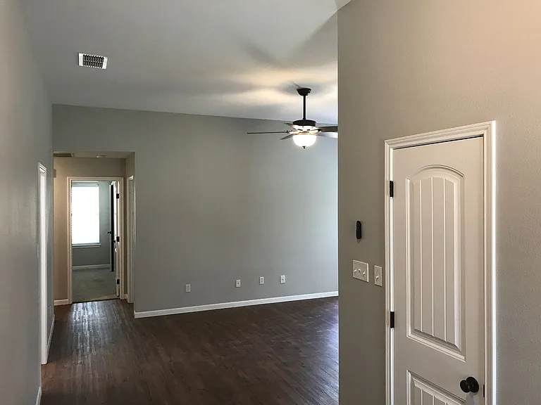 517 Molly Ln — Photo 3