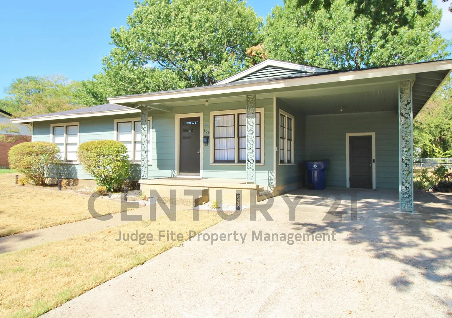 Historic Charm Meets Modern Comfort in This Beautiful 3/2 Vintage Home! — Photo 2