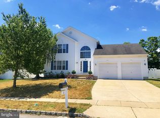 12 E Meadowbrook Cir, Sicklerville, NJ 08081