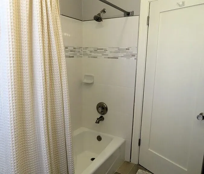 968 E Howard St — Photo 18