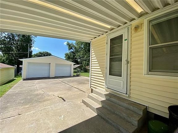 3rd image of 3418 Doniphan Ave