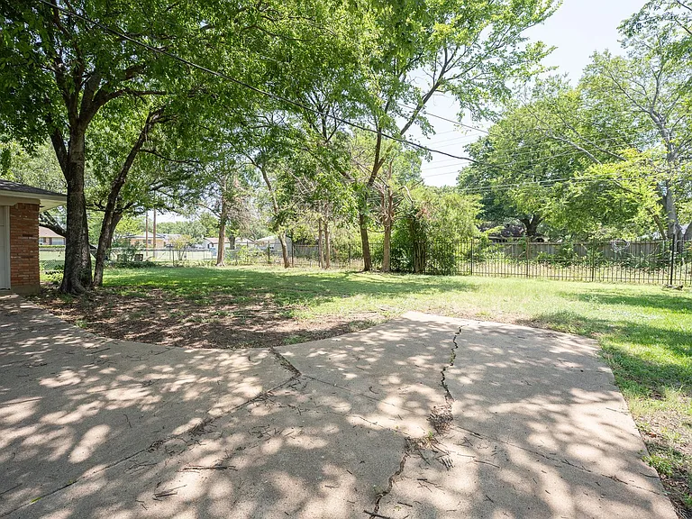 614 N Young Blvd — Photo 2