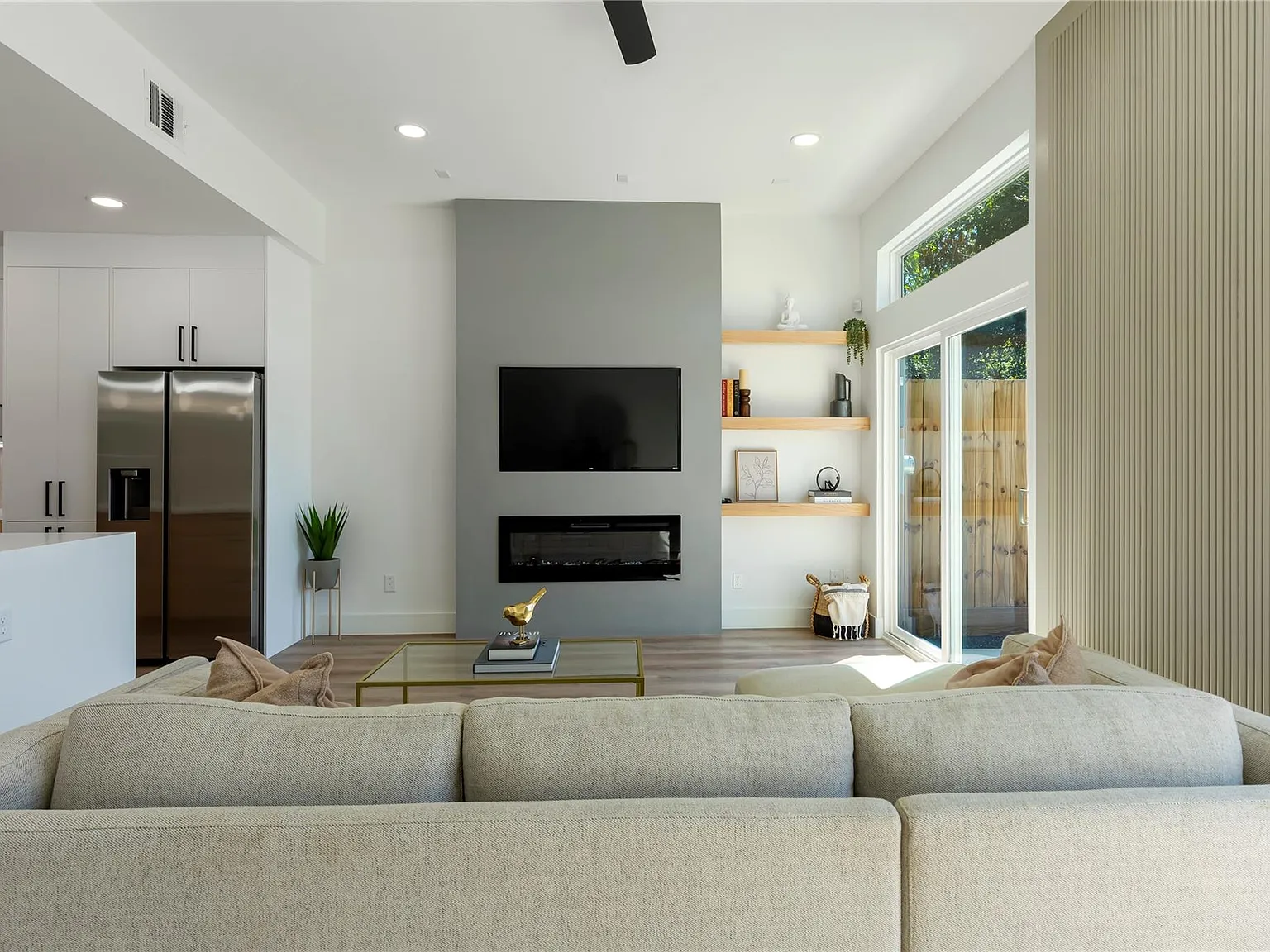 3 bed, 2.5 bath, 2024 sqft, $2,500 — Photo 4
