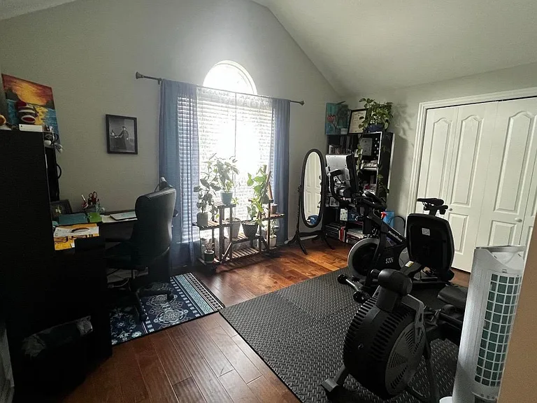 1111 Rosland Cir — Photo 3
