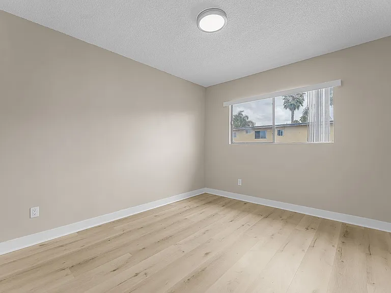 531 W Hyde Park Blvd #9 — Photo 7