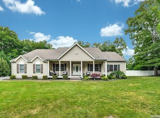 19 Richard Ct, Lake Grove, NY 11755