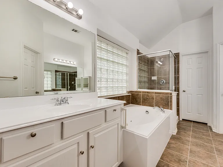 608 Regency Trl — Photo 9