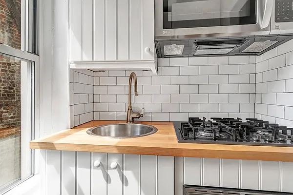 Rented by Avi Nash Associates | media 7