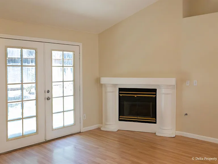 1044 E Manhattan Ave — Photo 5