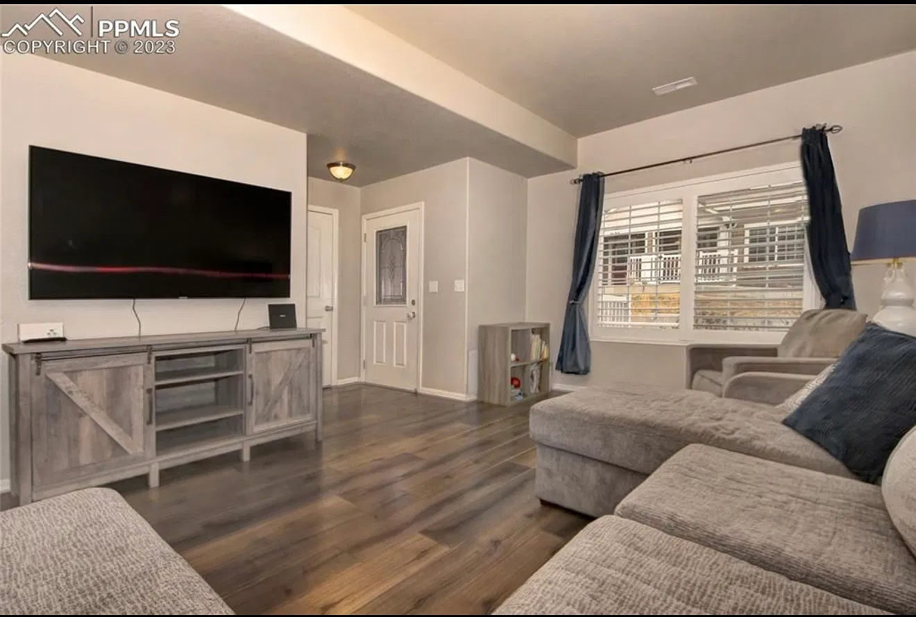 3 bed, 2.5 bath, 1602 sqft, $2,100 — Photo 3