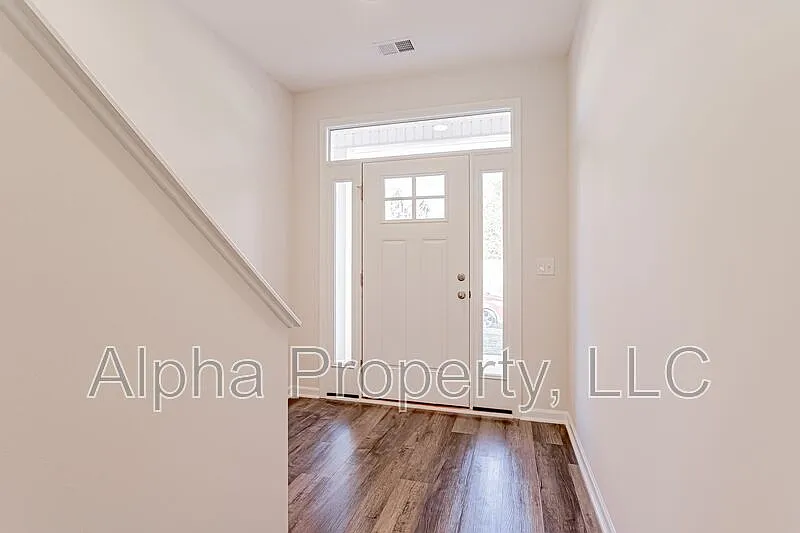3 bed, 2.5 bath, 1660 sqft, $2,000 — Photo 2