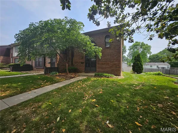 1229 N 17th St APT 8, Belleville, IL 62226
