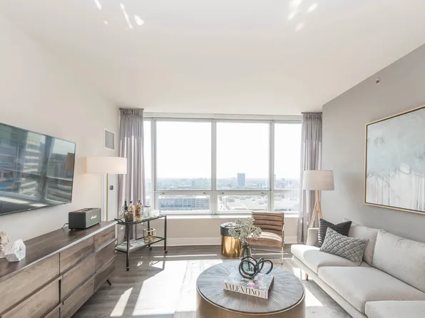 803 S Financial Pl, Chicago, IL