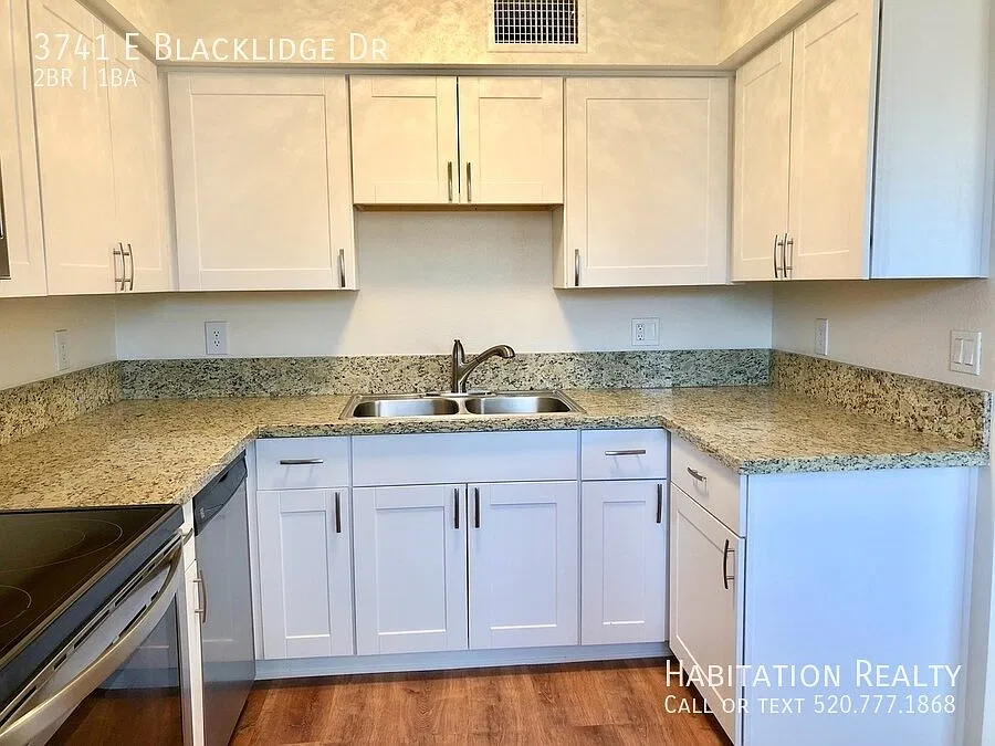 Beautifully renovated 2bd/1bath brick home in central Tucson, with mountain views! — Photo 2