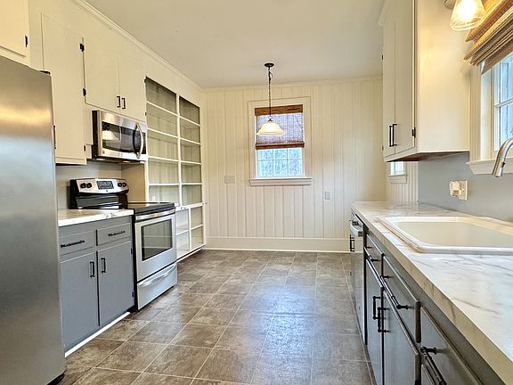 Stainless Appliances in Kitchen & Breakfast Nook