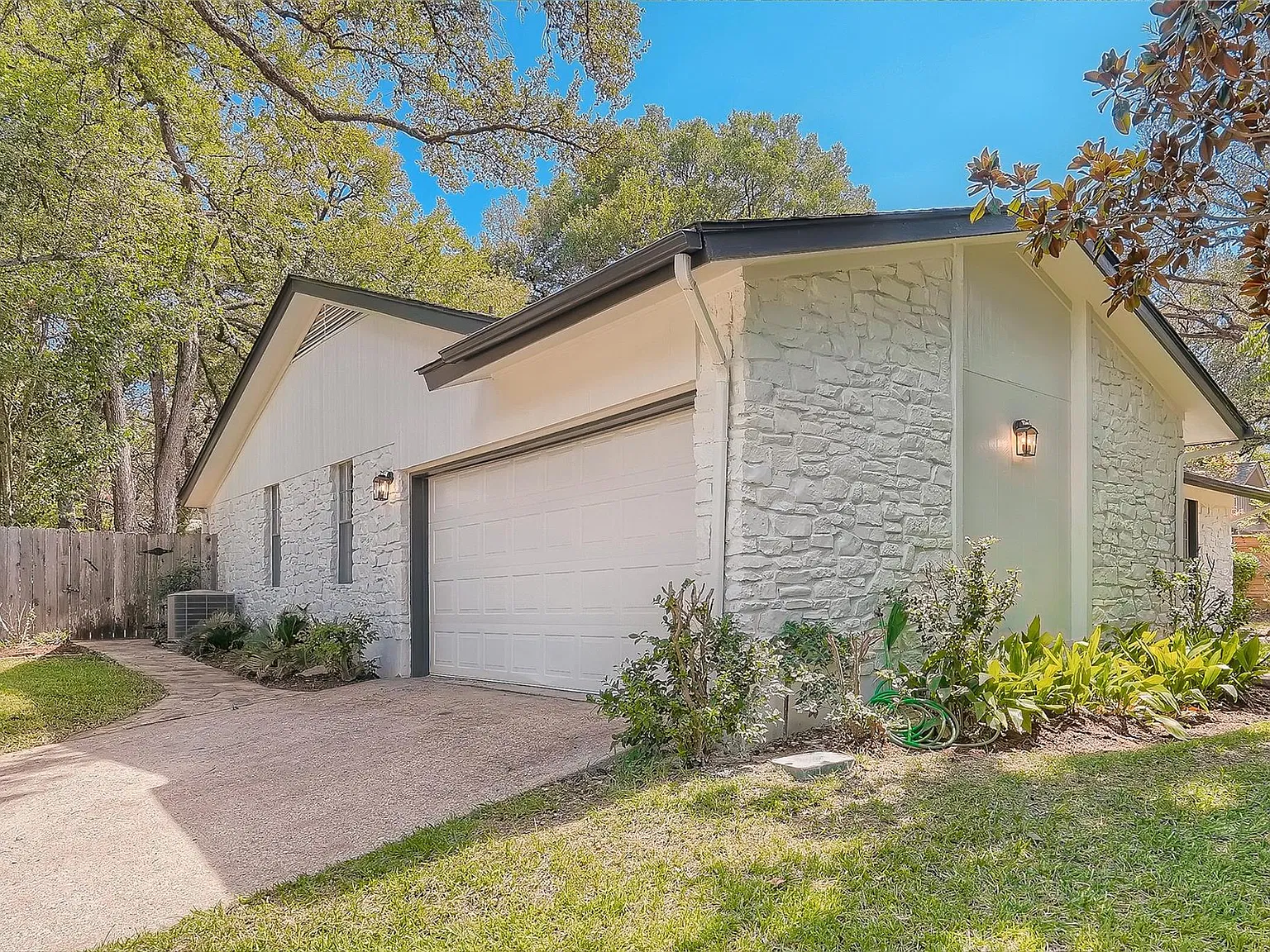 4 bed, 2.0 bath, 1706 sqft, $3,990 — Photo 3