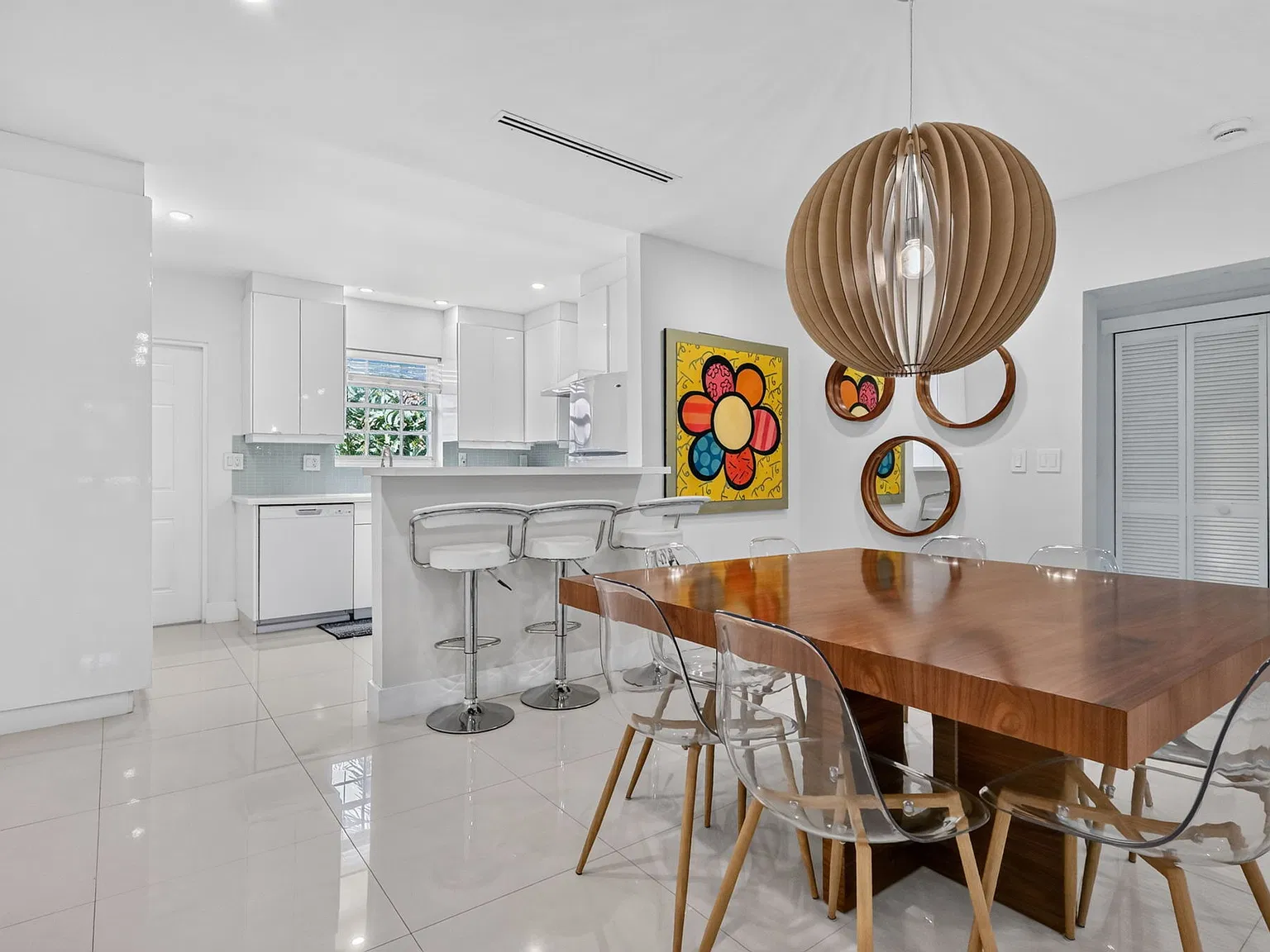 2 bed, 930 sqft, $3,950 — Photo 3
