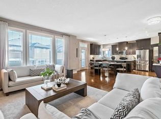 112 W Kinniburgh Close, Chestermere, AB T1X0R8