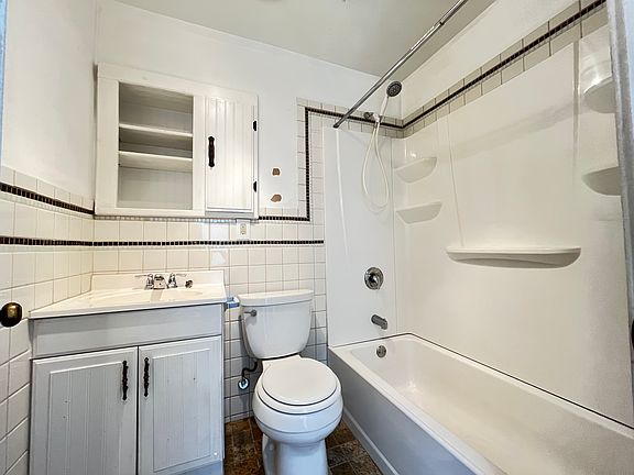 4th image of 10607 Clarendon Ave