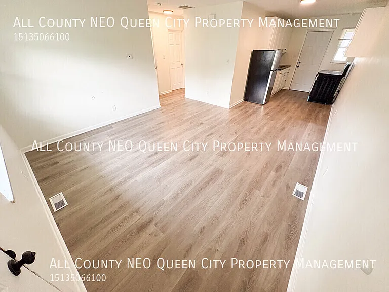 2725 McCall St — Photo 4